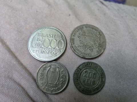 Moedas antigas em "reis"